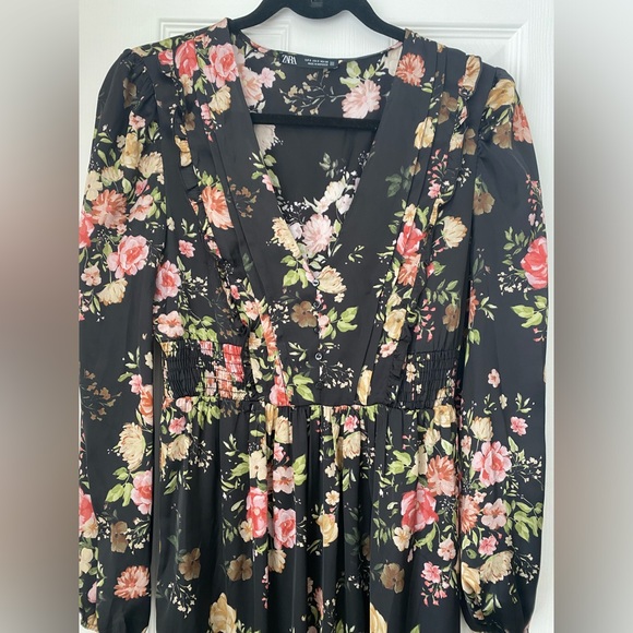 Floral print on black dress - Picture 3 of 4